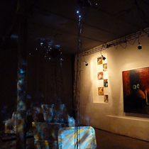 Dean Hills mit Installationen in der Ausstellung „Insomnia“