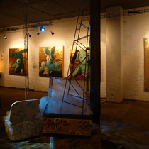 Dean Hills mit Installationen in der Ausstellung „Insomnia“